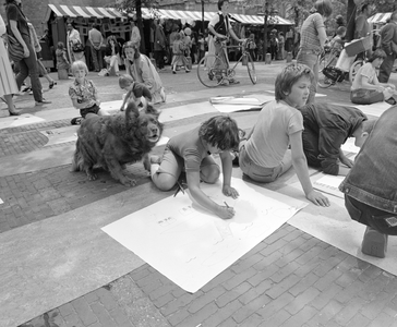 884146 Afbeelding van een straattekenwedstrijd voor kinderen op het 'Feestterrein Max Havelaar' op het Janskerkhof te ...